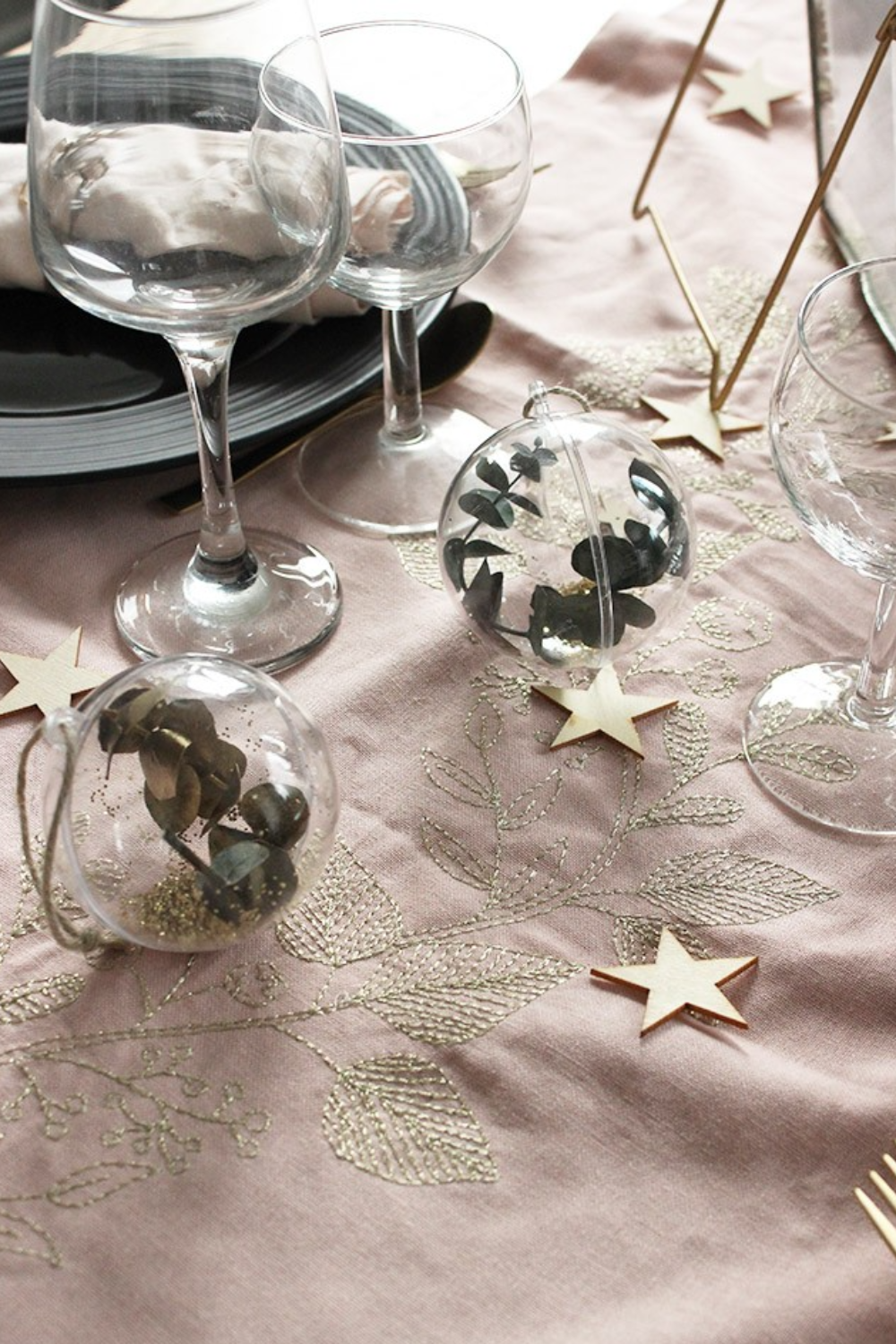 Schema  DIY Nature Christmas ball with eucalyptus