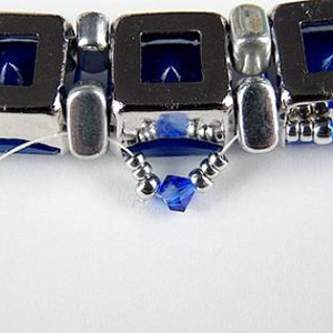 Eléonore bracelet in PureCrystal pearls and glass pearls by Puca : Step 11 Eléonore bracelet in PureCrystal pearls and glass pearls by Puca : Step 11