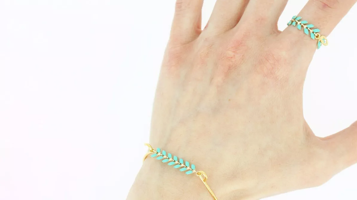 Schema  Bracelet and ring set Chain of finials and necklace to decorate