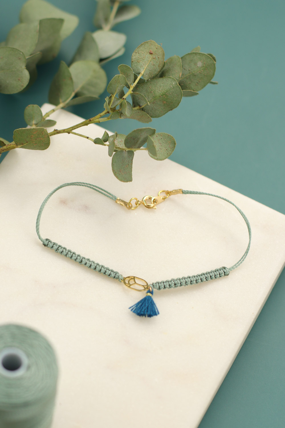 Schema DIY Make a macrame bracelet with teal and pompon interlayer Schema DIY Make a macrame bracelet with teal and pompon interlayer