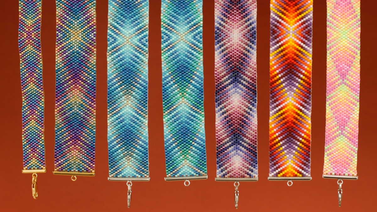 Brazilian bracelet hypnotic motif in pearl weaving Miyuki Délicas 11/0