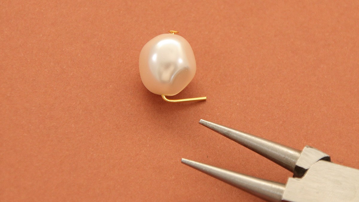 Baroque PureCrystal pearl and golden leaf earrings : Step 2