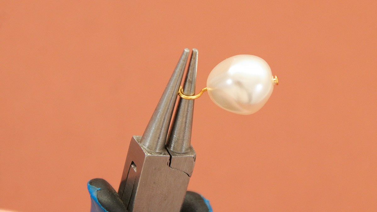 Baroque PureCrystal pearl and golden leaf earrings : Step 3