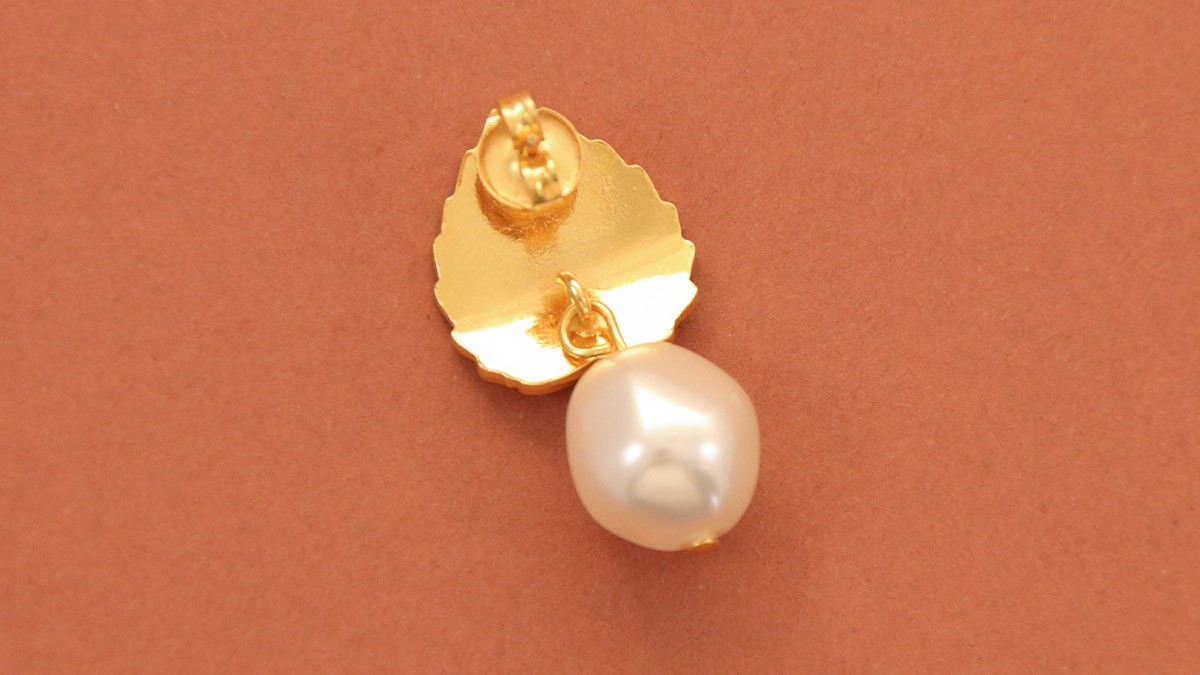 Baroque PureCrystal pearl and golden leaf earrings : Step 4
