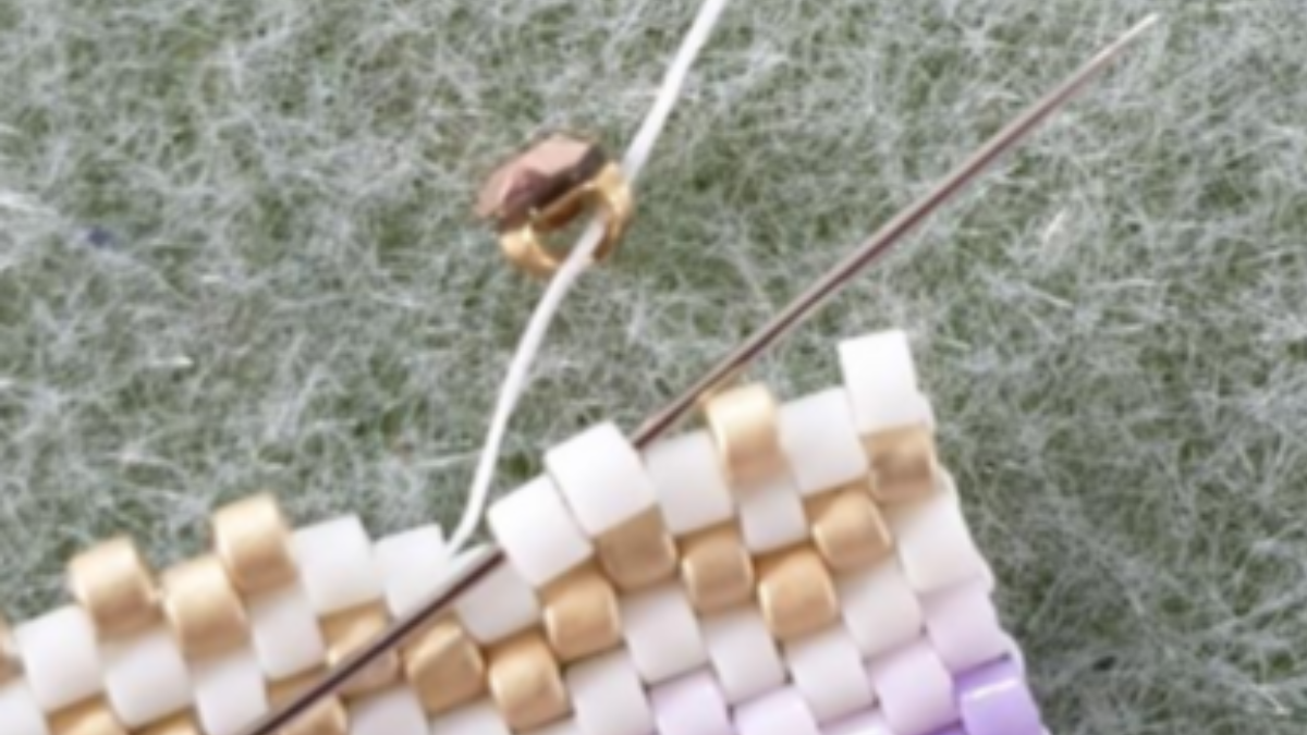 Peyote weave bracelet with Miyuki Delicas 11/0 pearls with PureCrystal Crystal Mesh Strass insert : Step 3