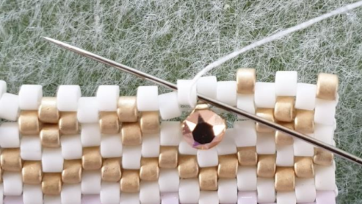 Peyote weave bracelet with Miyuki Delicas 11/0 pearls with PureCrystal Crystal Mesh Strass insert : Step 7