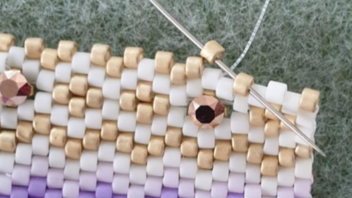 Peyote weave bracelet with Miyuki Delicas 11/0 pearls with PureCrystal Crystal Mesh Strass insert : Step 8