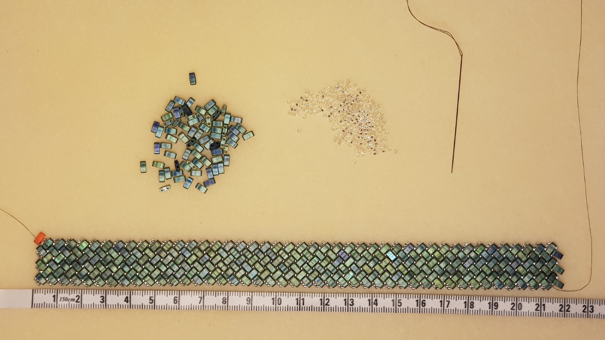 Miyuki and Half Tila seed beads herringbone necklace by Mariette Bessac : Step 1
