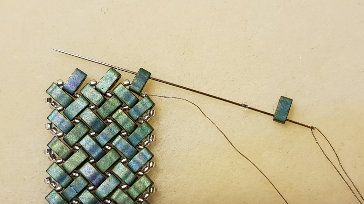 Miyuki and Half Tila seed beads herringbone necklace by Mariette Bessac : Step 2