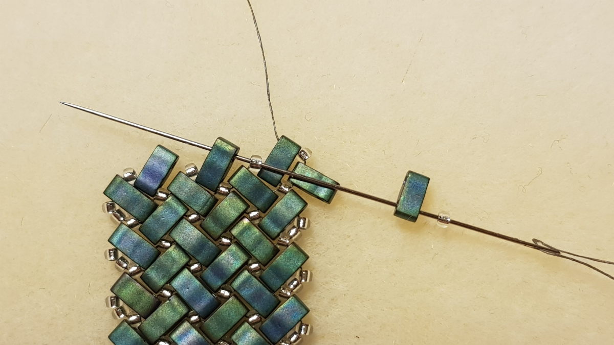 Miyuki and Half Tila seed beads herringbone necklace by Mariette Bessac : Step 3