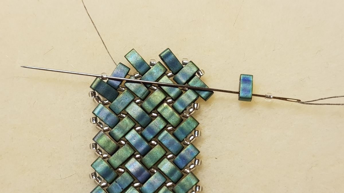 Miyuki and Half Tila seed beads herringbone necklace by Mariette Bessac : Step 4