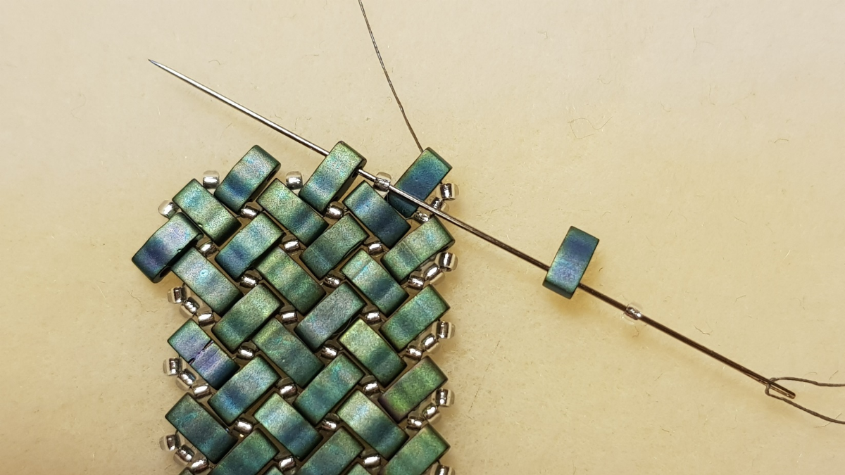 Miyuki and Half Tila seed beads herringbone necklace by Mariette Bessac : Step 5