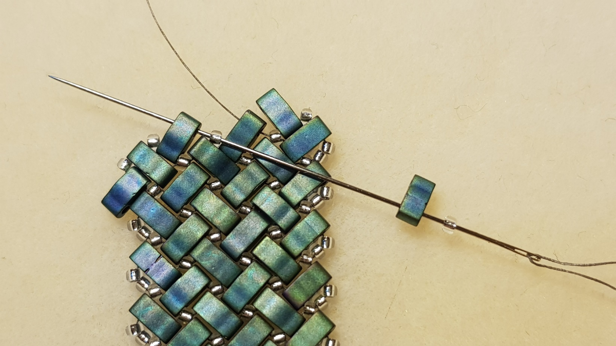 Miyuki and Half Tila seed beads herringbone necklace by Mariette Bessac : Step 6