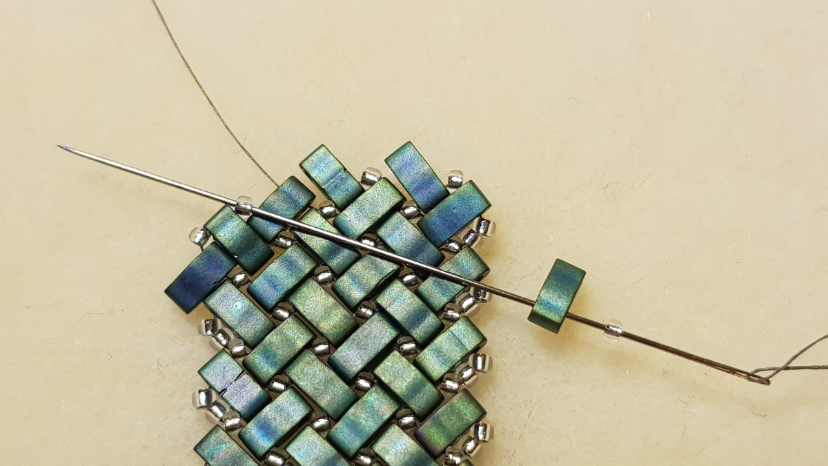 Miyuki and Half Tila seed beads herringbone necklace by Mariette Bessac : Step 7