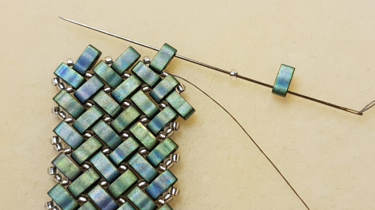 Miyuki and Half Tila seed beads herringbone necklace by Mariette Bessac : Step 8