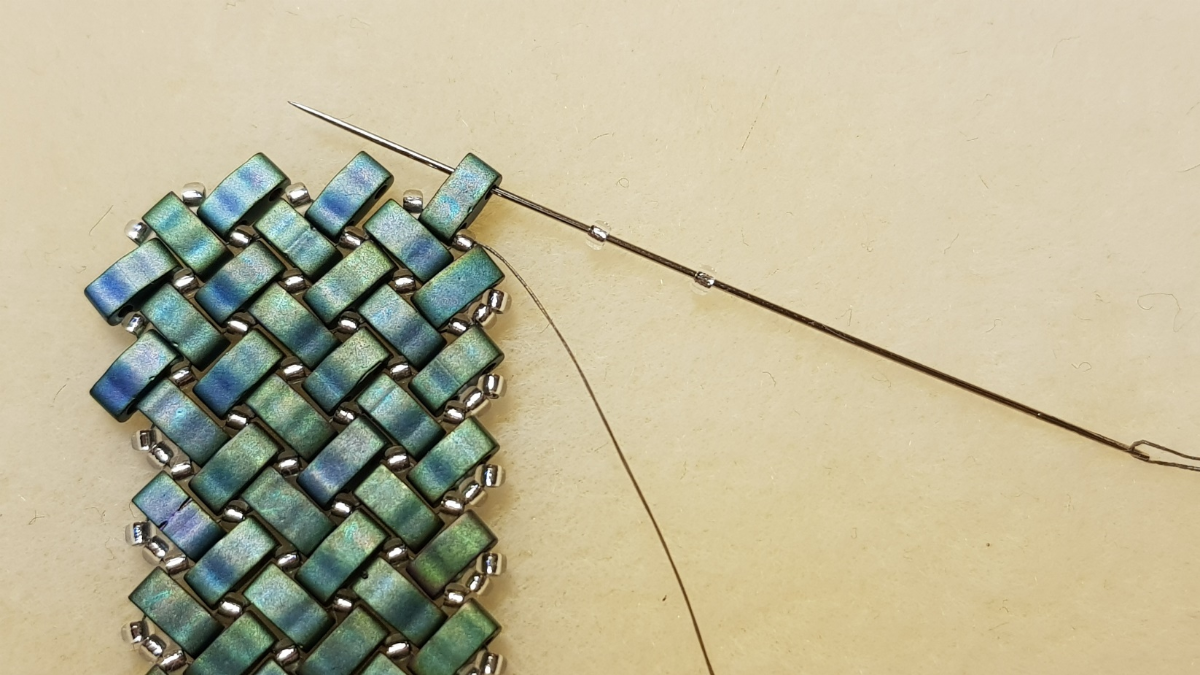 Miyuki and Half Tila seed beads herringbone necklace by Mariette Bessac : Step 9