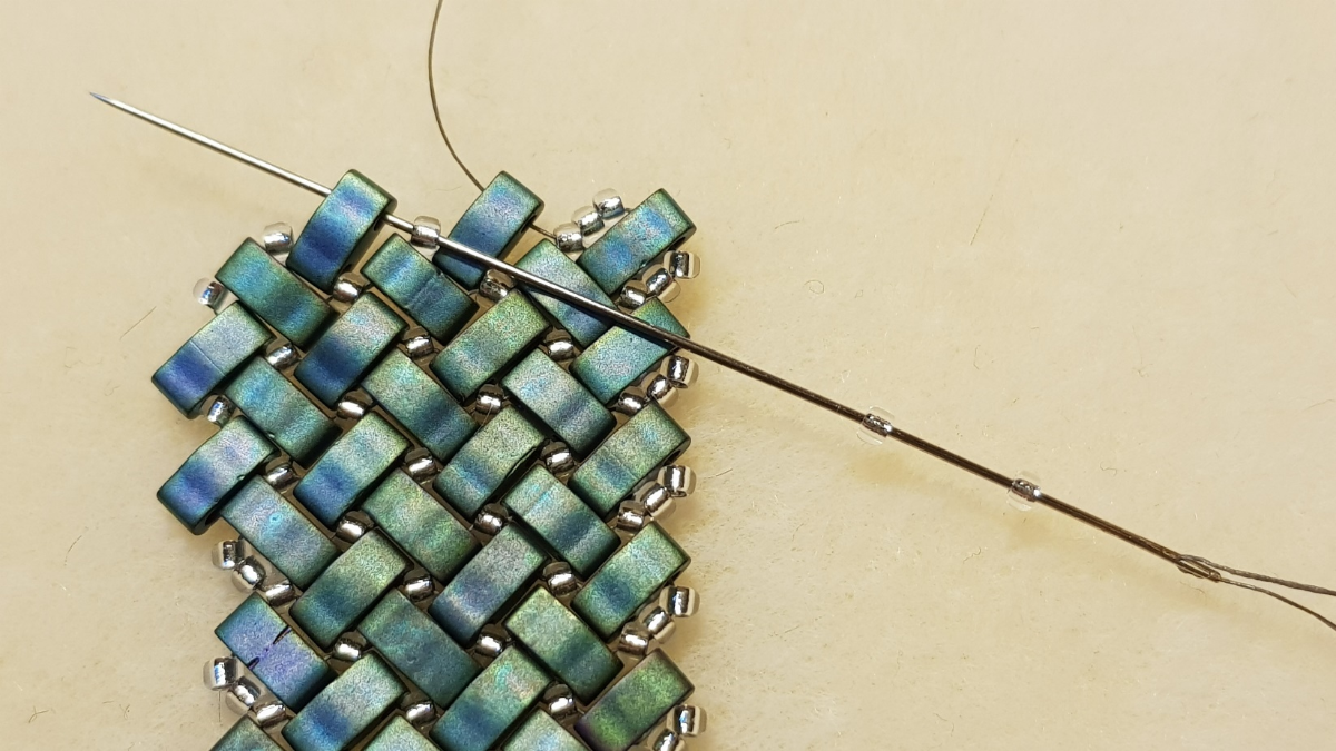 Miyuki and Half Tila seed beads herringbone necklace by Mariette Bessac : Step 11