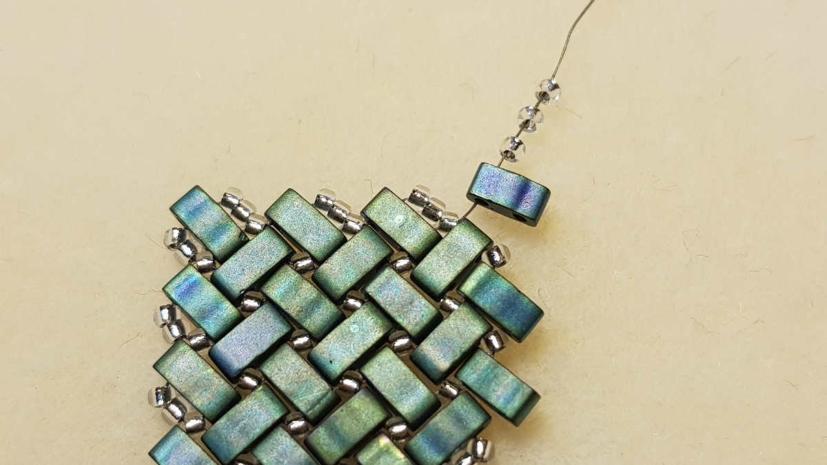 Miyuki and Half Tila seed beads herringbone necklace by Mariette Bessac : Step 12