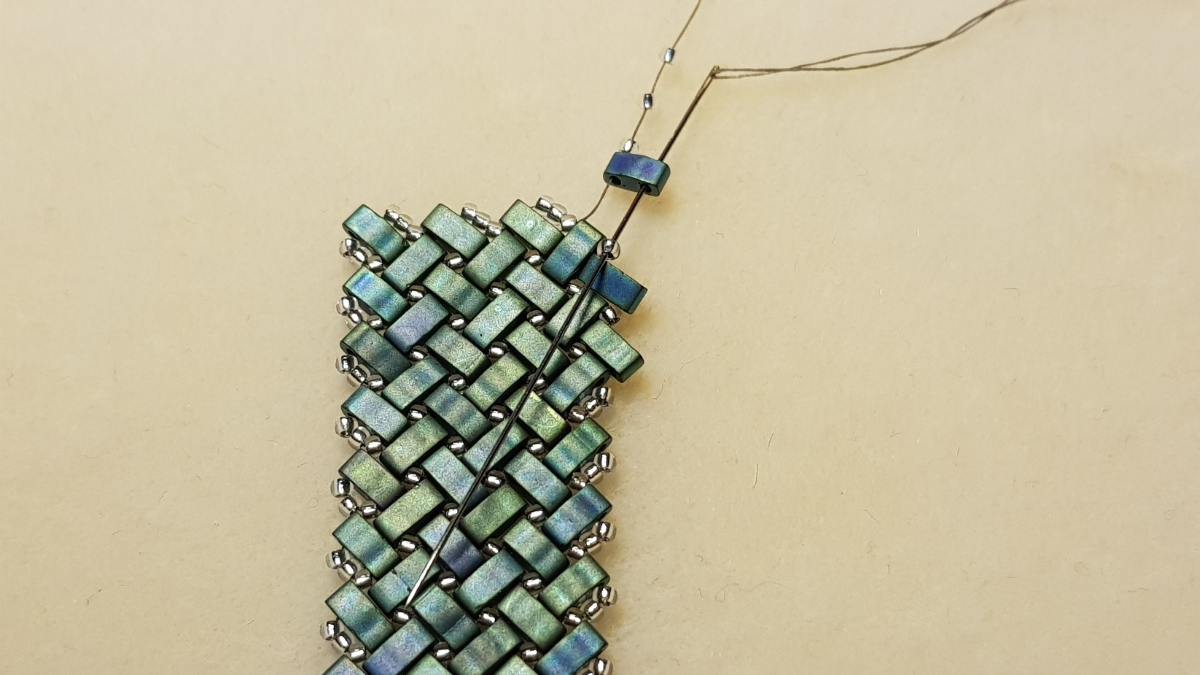 Miyuki and Half Tila seed beads herringbone necklace by Mariette Bessac : Step 13