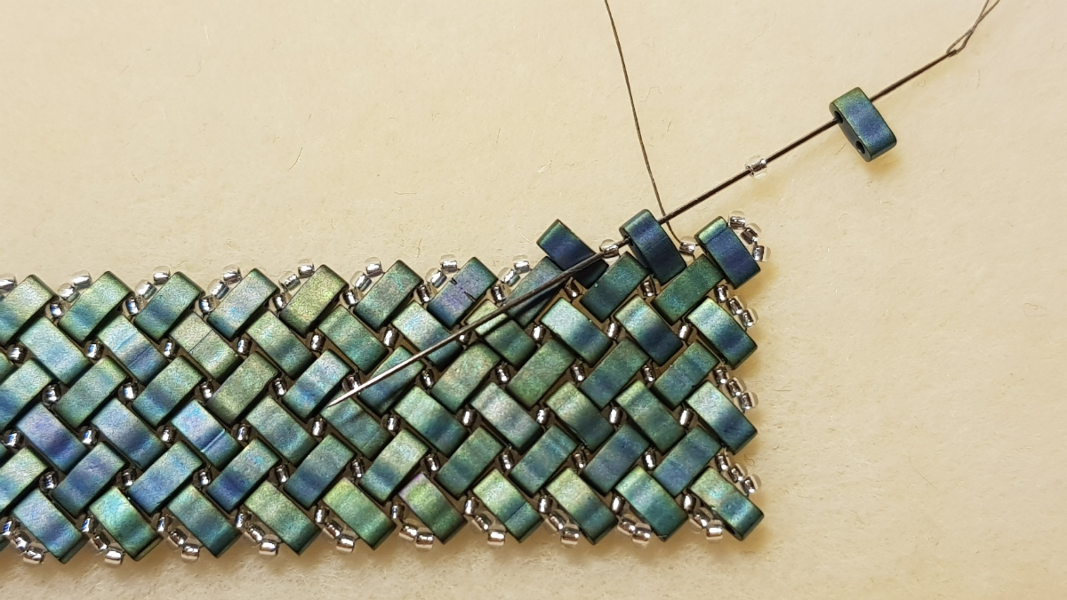 Miyuki and Half Tila seed beads herringbone necklace by Mariette Bessac : Step 14