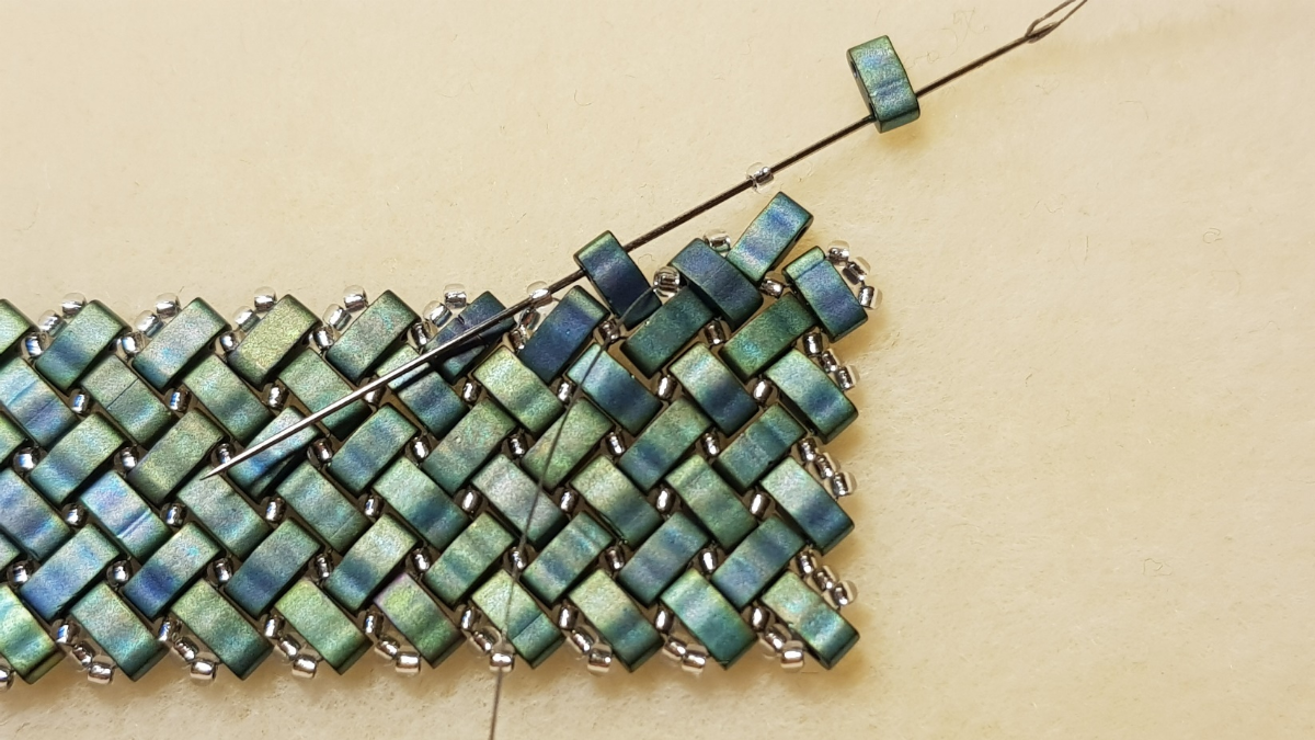 Miyuki and Half Tila seed beads herringbone necklace by Mariette Bessac : Step 15