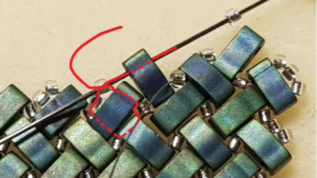 Miyuki and Half Tila seed beads herringbone necklace by Mariette Bessac : Step 16