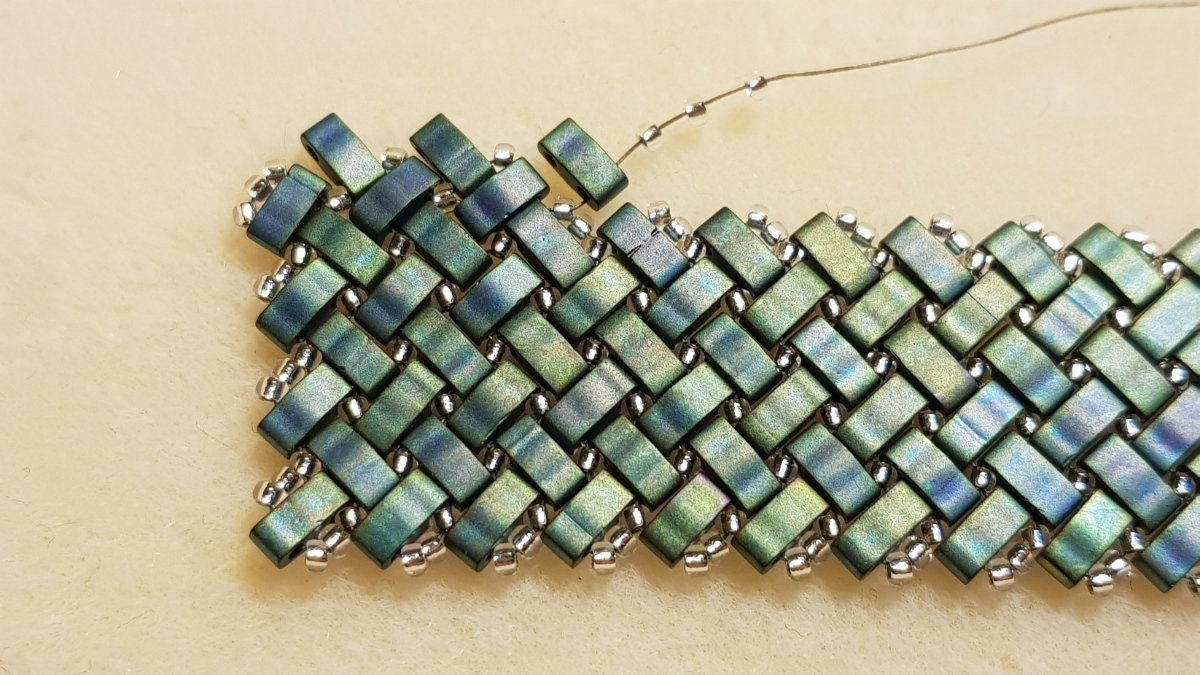 Miyuki and Half Tila seed beads herringbone necklace by Mariette Bessac : Step 17