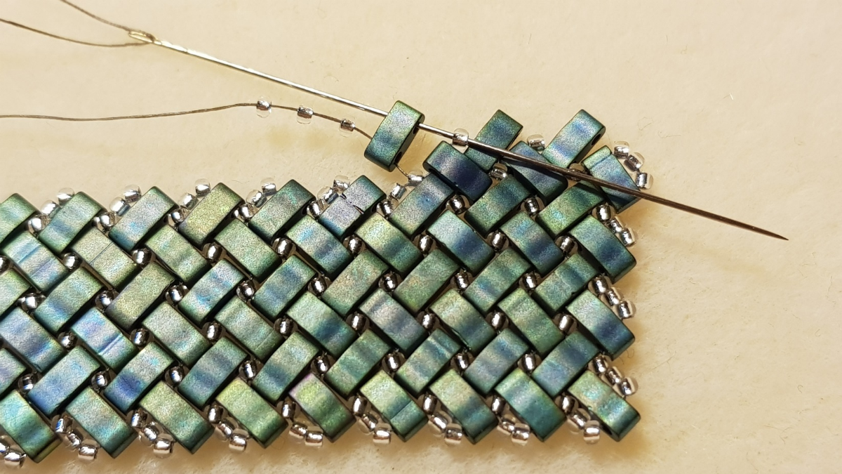 Miyuki and Half Tila seed beads herringbone necklace by Mariette Bessac : Step 18