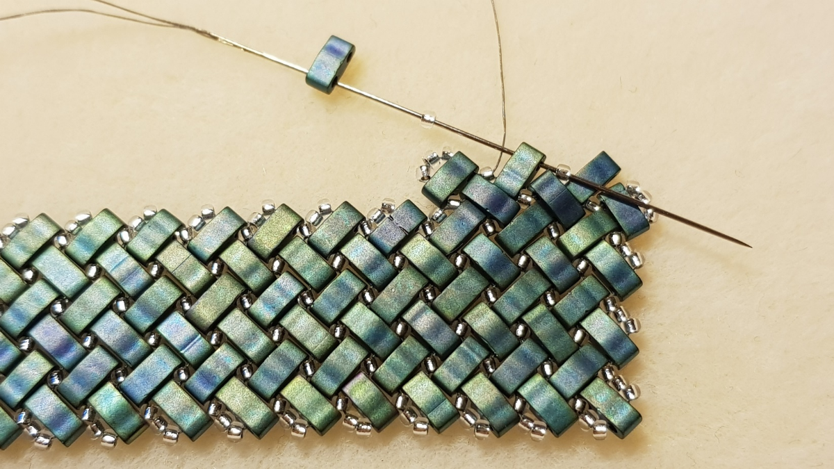 Miyuki and Half Tila seed beads herringbone necklace by Mariette Bessac : Step 19