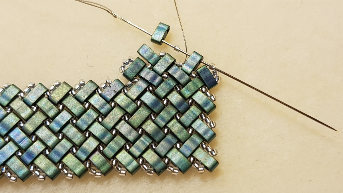 Miyuki and Half Tila seed beads herringbone necklace by Mariette Bessac : Step 20