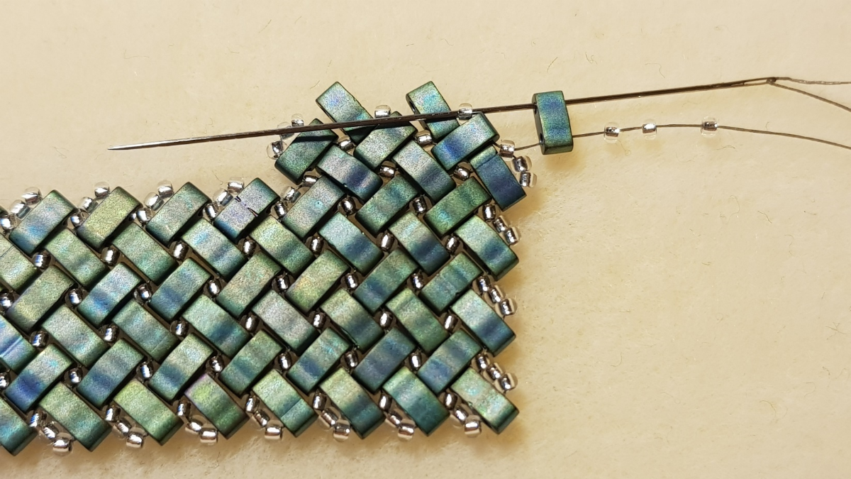 Miyuki and Half Tila seed beads herringbone necklace by Mariette Bessac : Step 21