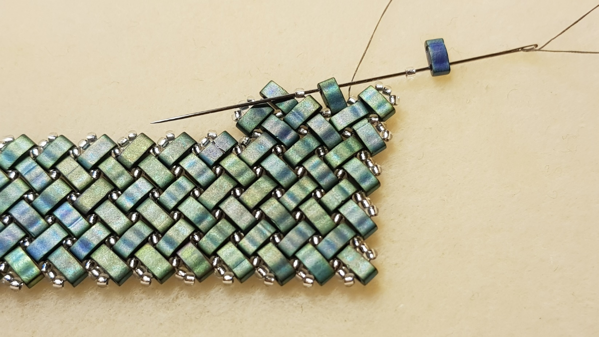 Miyuki and Half Tila seed beads herringbone necklace by Mariette Bessac : Step 22