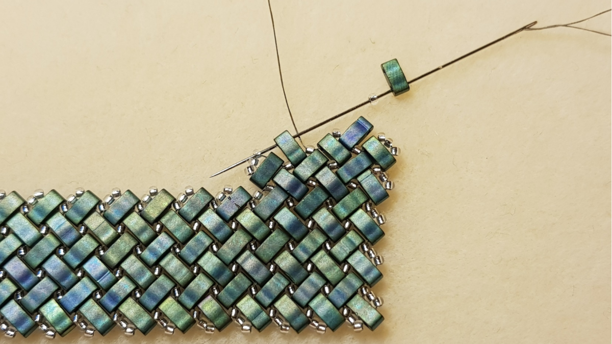 Miyuki and Half Tila seed beads herringbone necklace by Mariette Bessac : Step 23