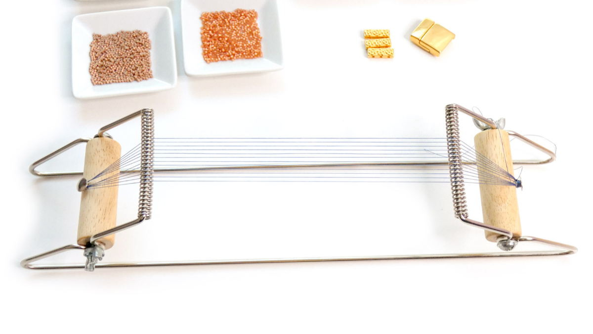 Miyuki bracelet with golden flowers and magnetic clasp : Step 1