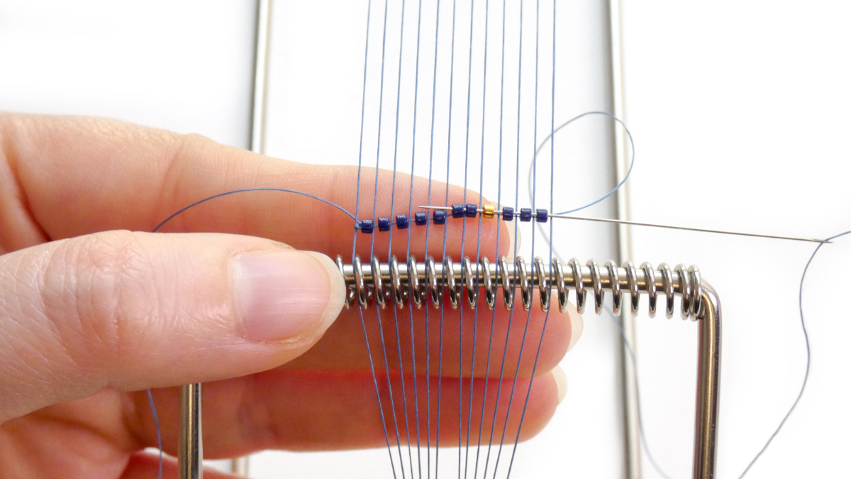 Miyuki bracelet with golden flowers and magnetic clasp : Step 2