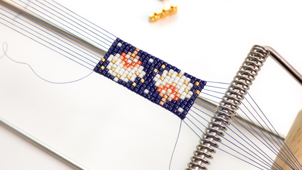 Miyuki bracelet with golden flowers and magnetic clasp : Step 3