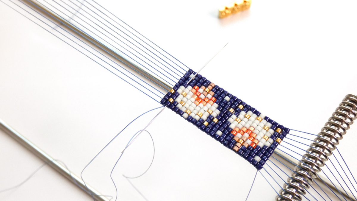 Miyuki bracelet with golden flowers and magnetic clasp : Step 4