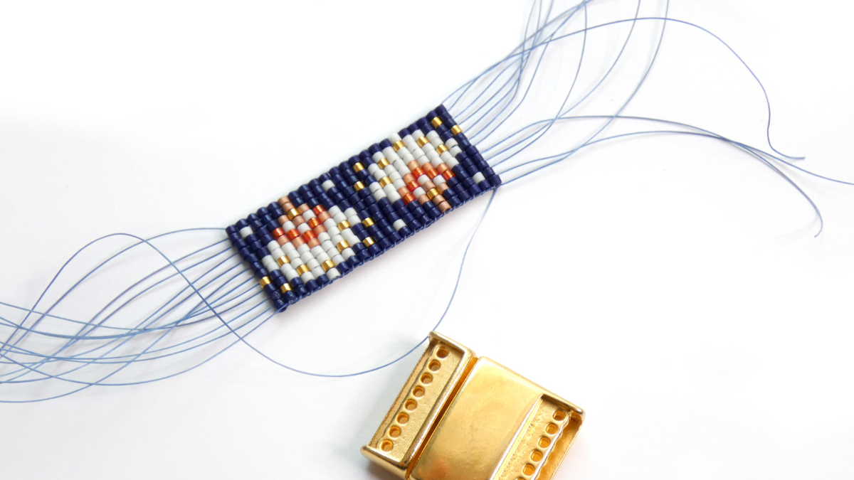 Miyuki bracelet with golden flowers and magnetic clasp : Step 5