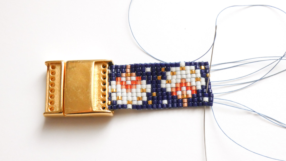Miyuki bracelet with golden flowers and magnetic clasp : Step 6