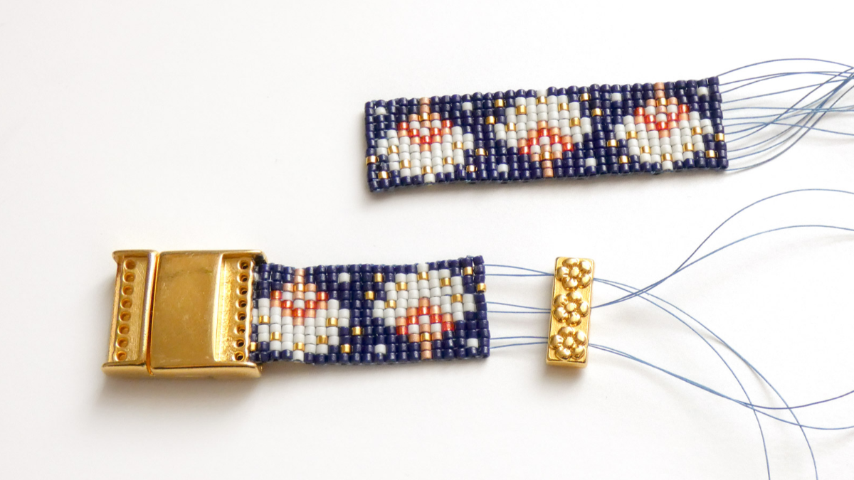 Miyuki bracelet with golden flowers and magnetic clasp : Step 7