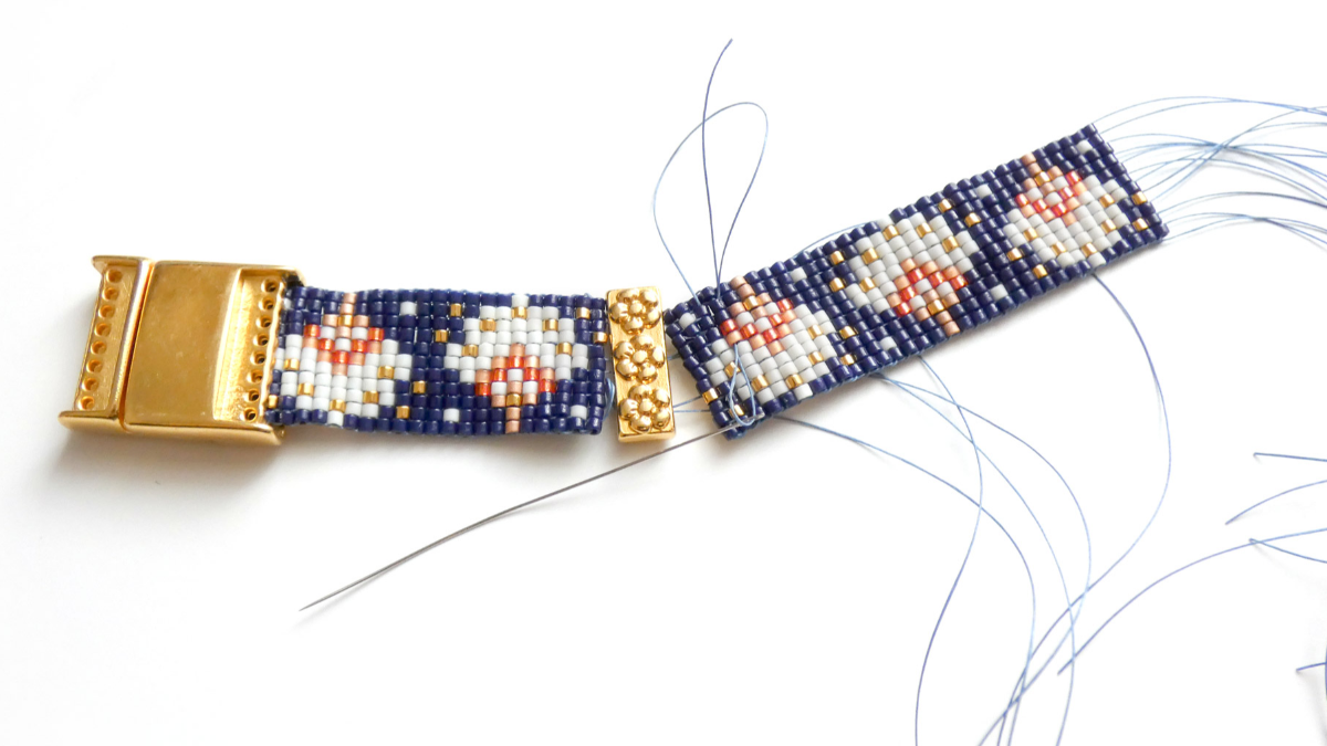 Miyuki bracelet with golden flowers and magnetic clasp : Step 8