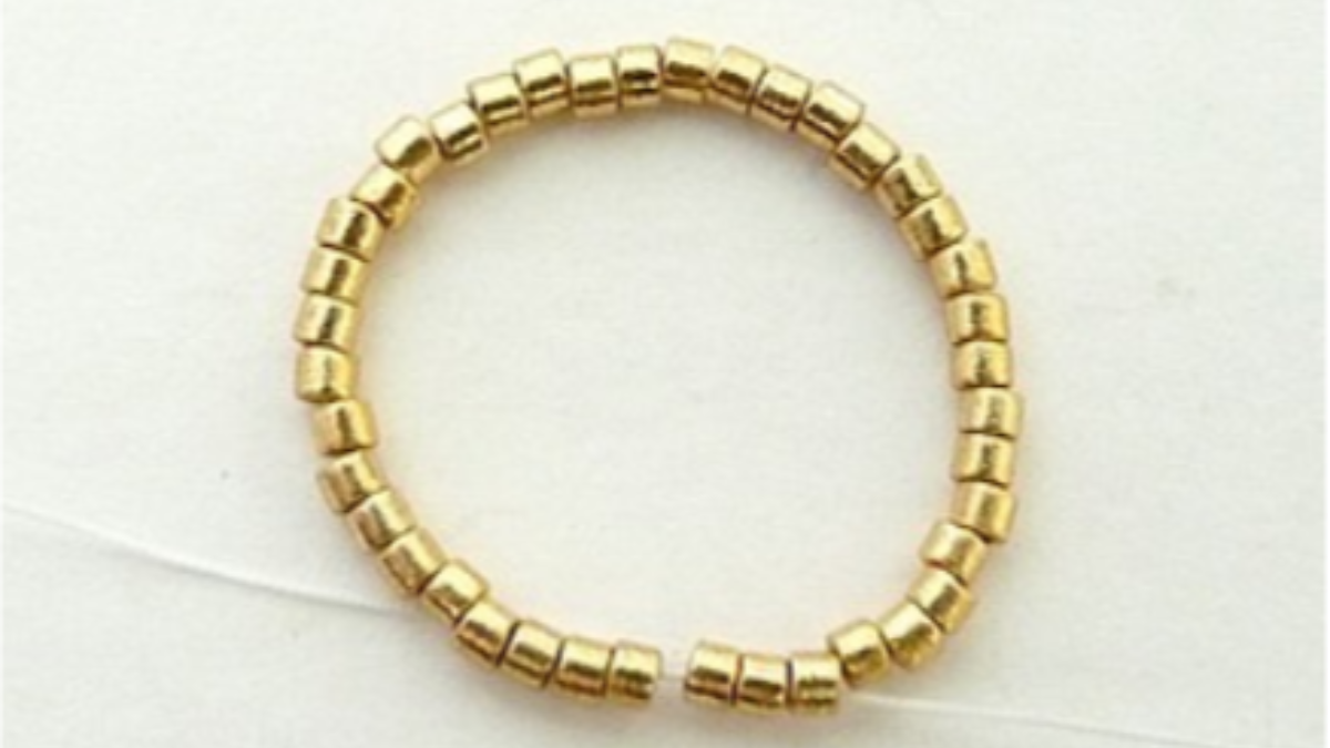 Bag accessory, angel pearl pompom with Athos pearls by Puca : Step 1