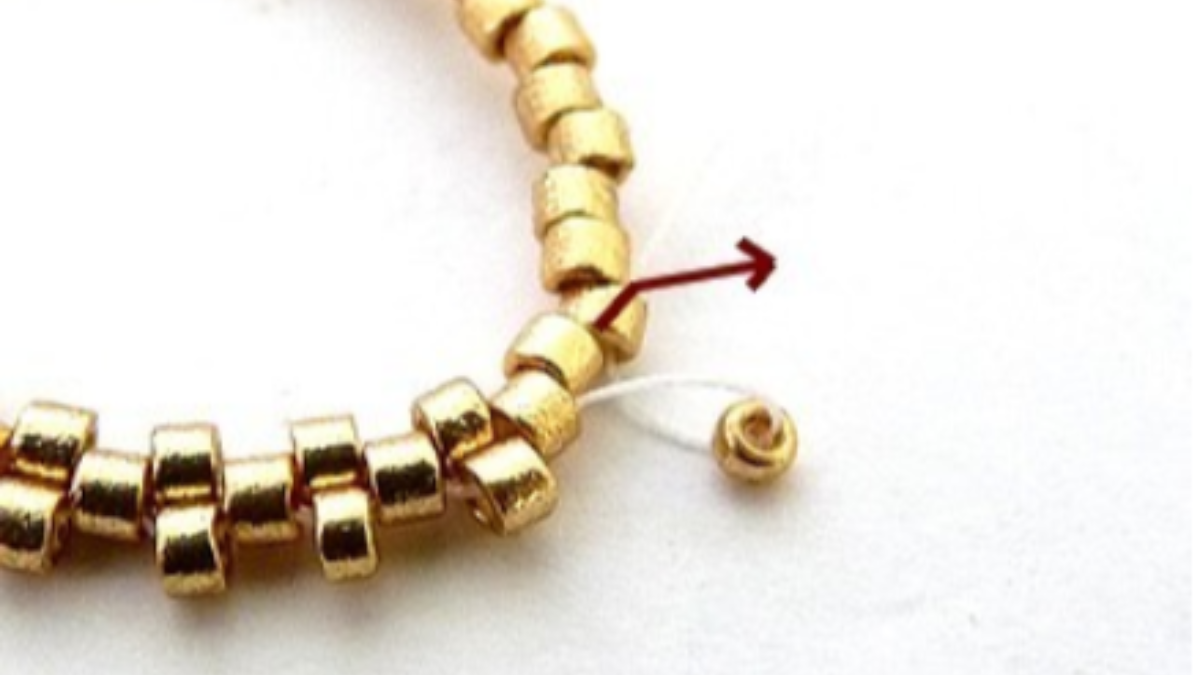 Bag accessory, angel pearl pompom with Athos pearls by Puca : Step 3