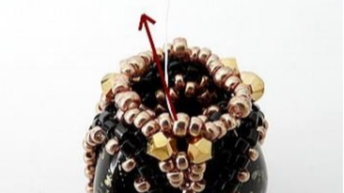 Bag accessory, angel pearl pompom with Athos pearls by Puca : Step 30