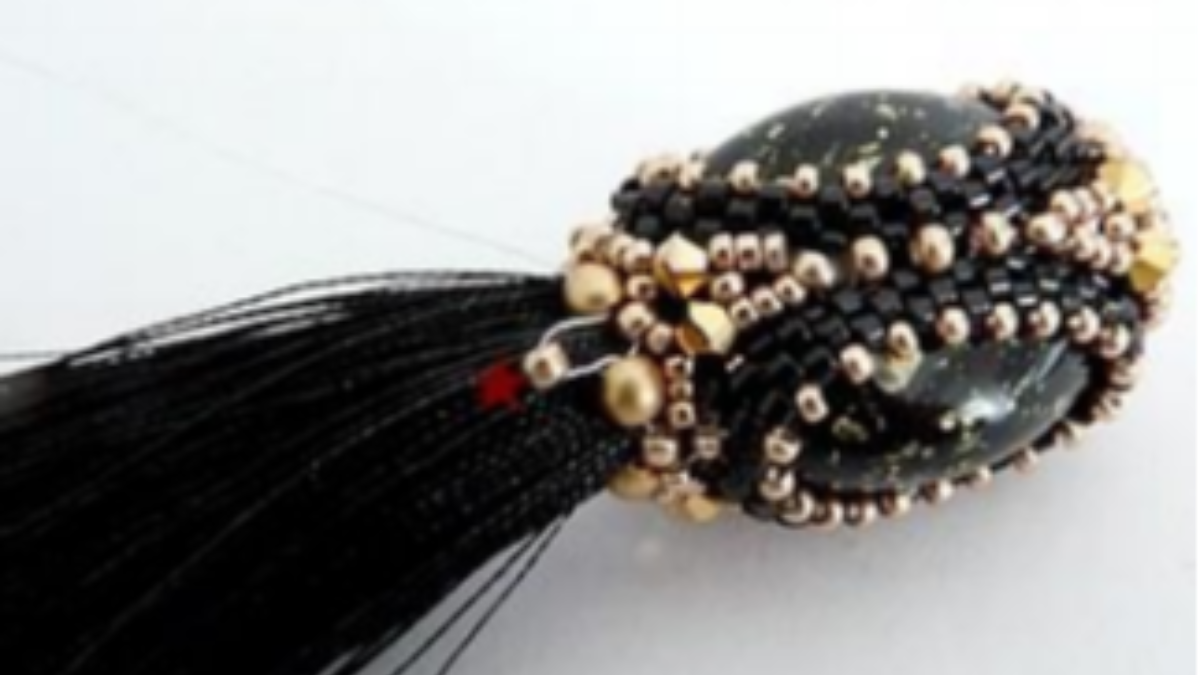 Bag accessory, angel pearl pompom with Athos pearls by Puca : Step 34