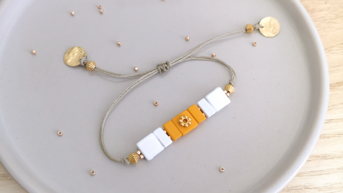 Adjustable bracelet with square gum effect beads