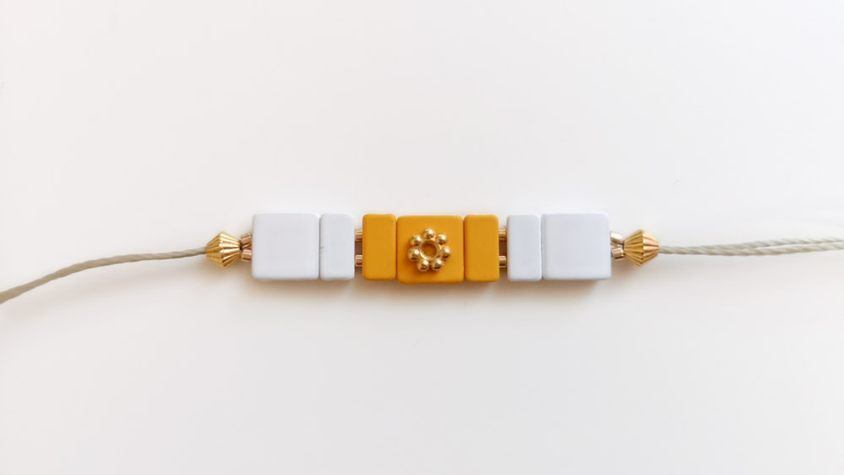 Schema Adjustable bracelet with square gum effect beads Schema Adjustable bracelet with square gum effect beads