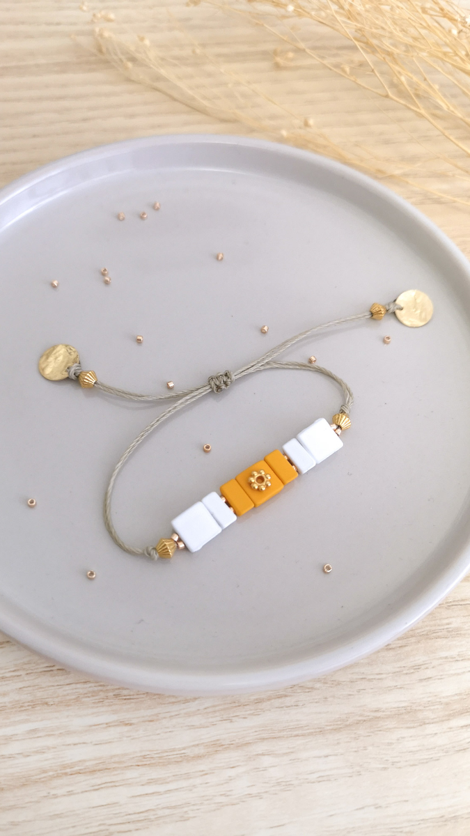 Adjustable bracelet with square gum effect beads