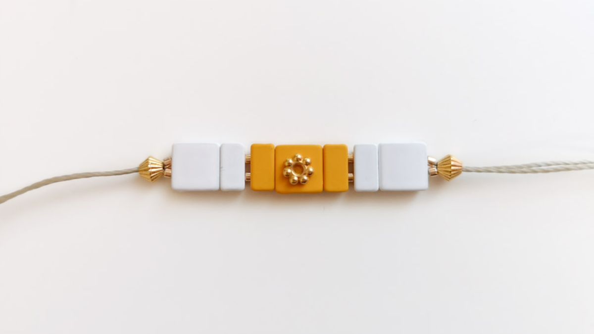 Adjustable bracelet with square gum effect beads : Step 1 Adjustable bracelet with square gum effect beads : Step 1