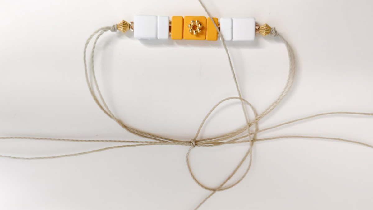 Adjustable bracelet with square gum effect beads : Step 3 Adjustable bracelet with square gum effect beads : Step 3